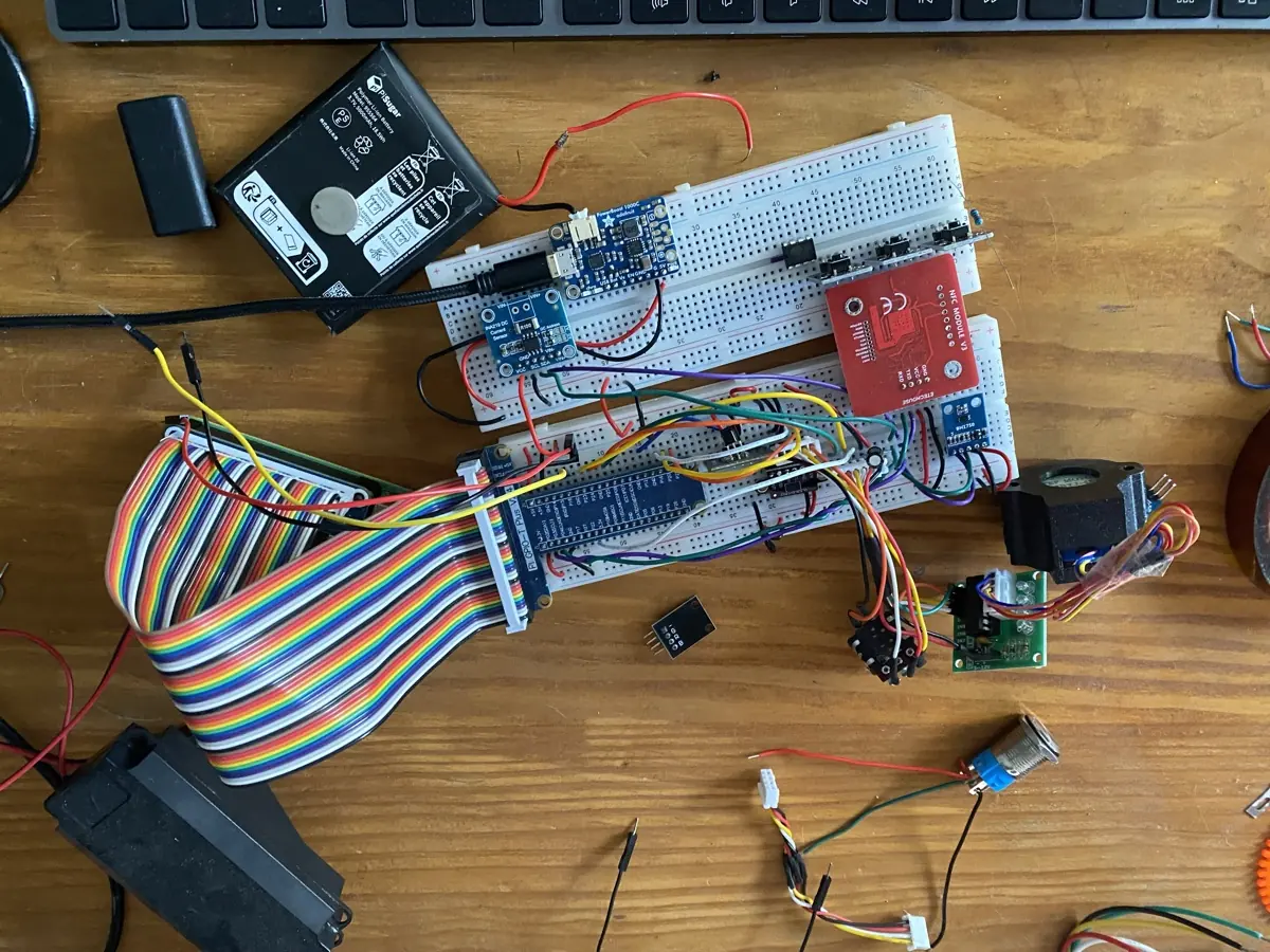 Alle componenten bij elkaar op een breadboard: NFC-lezer, versterker, sensoren, motortje, knopjes, batterij...