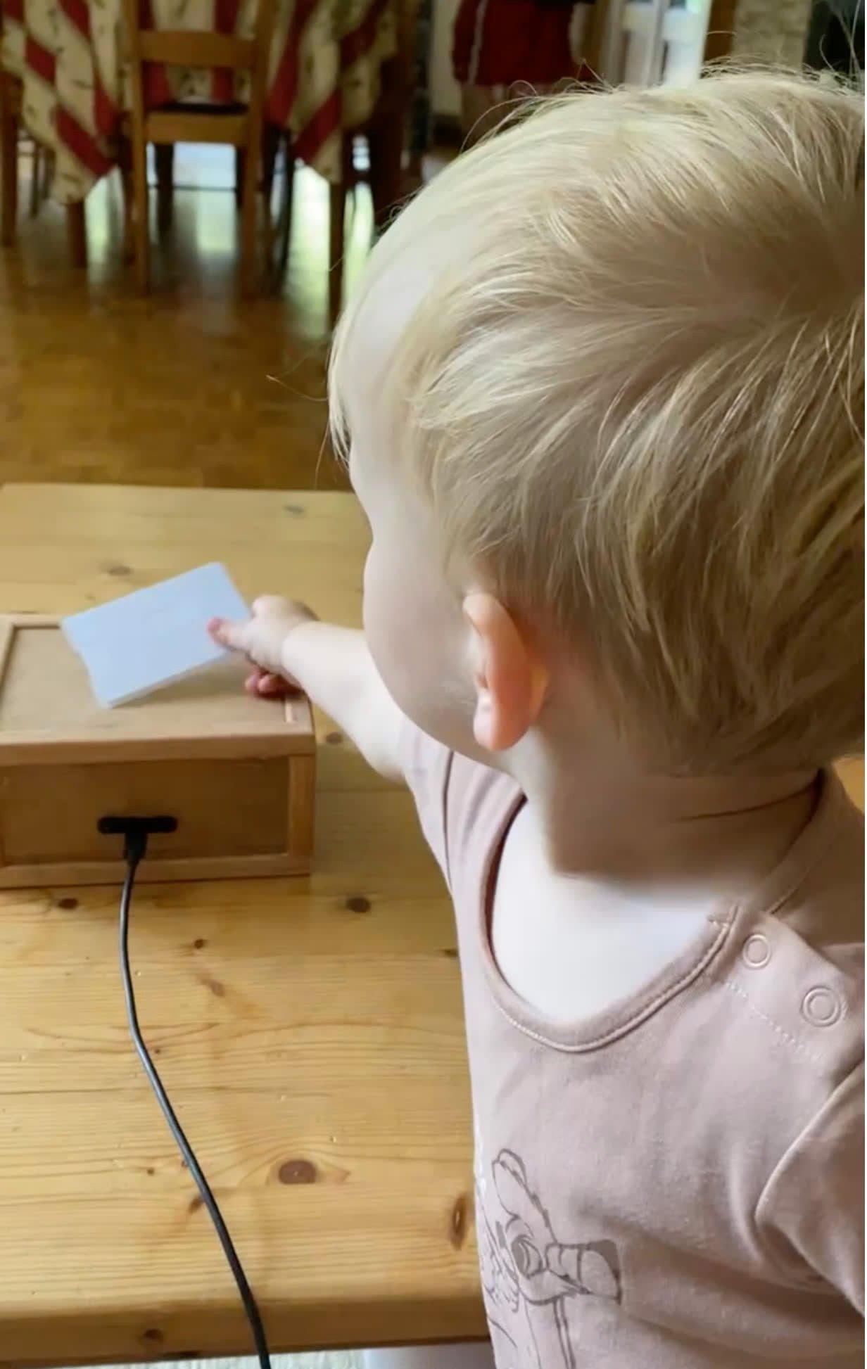 Mon fils qui pose sa première carte NFC sur le prototype