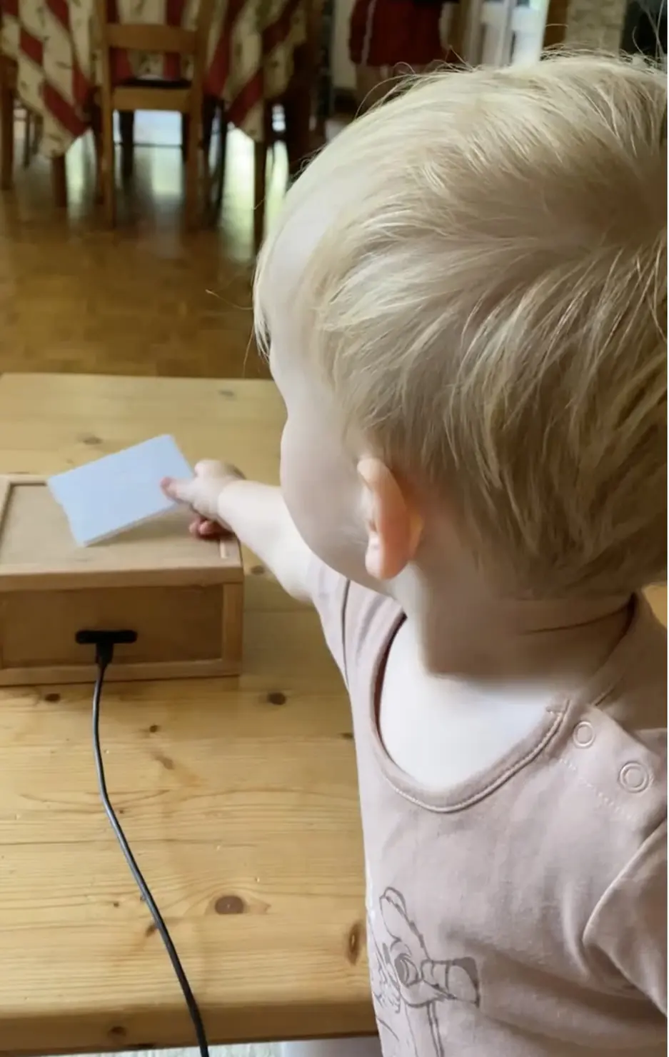 Mi hijo poniendo su primera tarjeta NFC sobre el prototipo