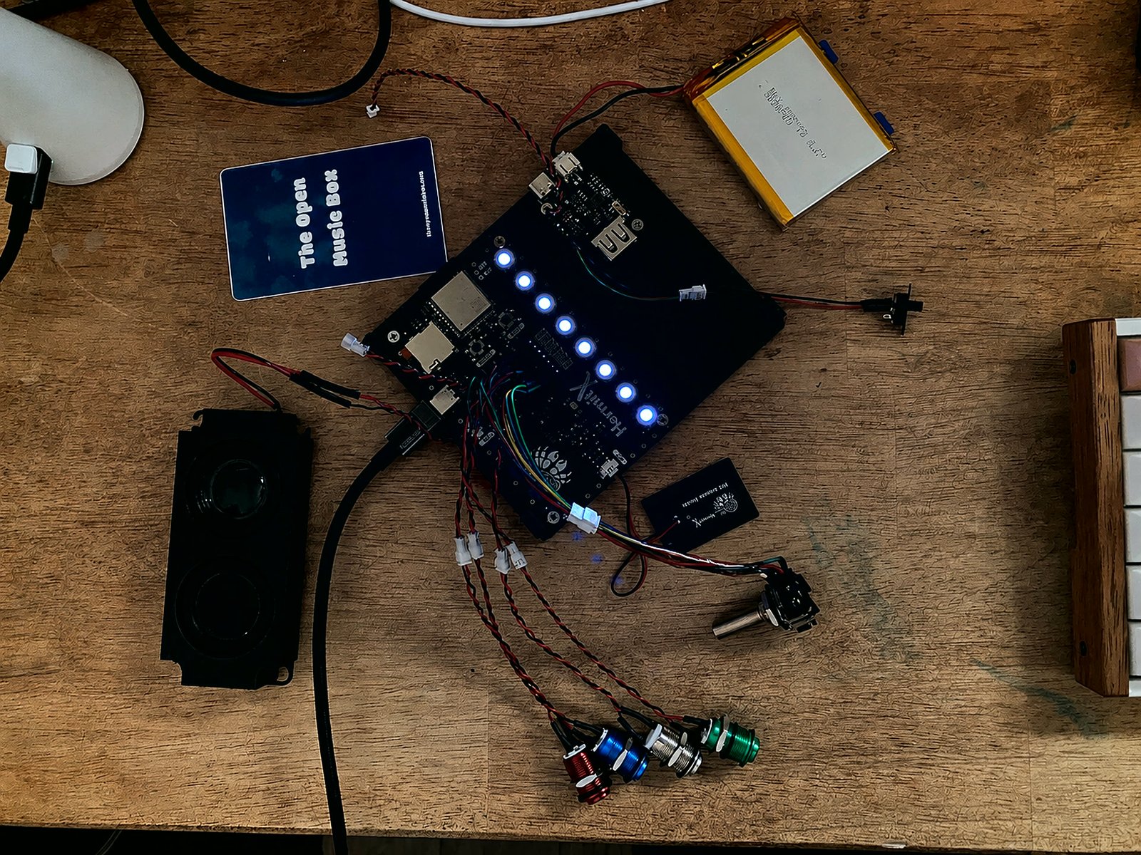 La placa NFC Reader de HermitX al lado de la batería, el altavoz, los potenciómetros y los botones del prototipo