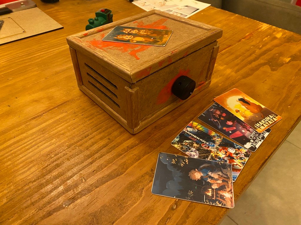 Le premier prototype en bois, avec ses cartes NFC illustrées