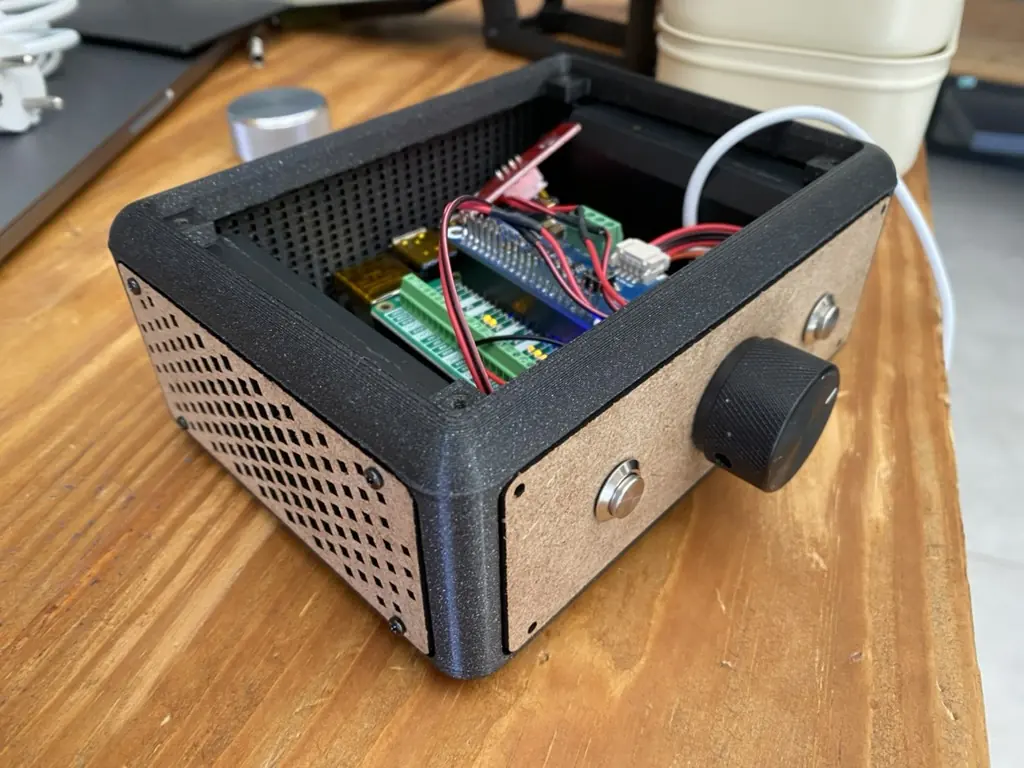 De binnenkant van prototype v2: de Raspberry Pi, de audio-HAT en de verbindingslinten ondergebracht in de structuur